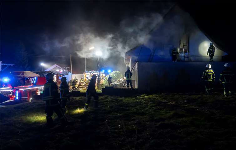 Über das Garagendach und das geborstene Fenster drüber konnte der Brand im Dachgeschoss weitgehend gelöscht werden. Fotos: Freiwillige Feuerwehr VG Puderbach