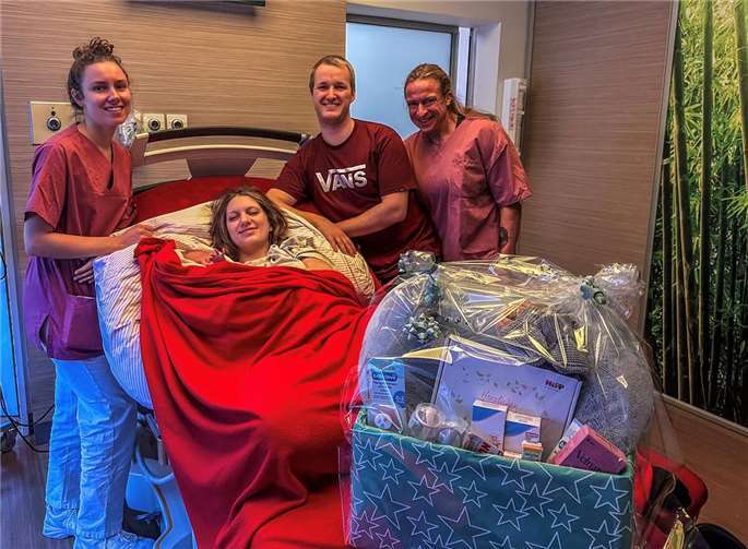 Über das Neujahrsbaby Merlin freuen sich seine Eltern Jennifer und Marvin Banek aus Neuwied sowie die Gynäkologin Catherine Zewen (li.) und die Hebamme Elena Heubner (re.).  Foto: St. Nikolaus-Stiftshospital/Melanie Geilen