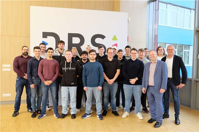 Über das gelungene gemeinsame Projekt freuen sich mit den Schülern auch Oberbürgermeister Jan Einig (Dritter von rechts) und Schulleiter Dirk Oswald (rechts).