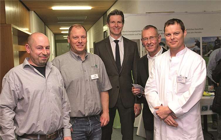 Über das große Interesse der Zuhörer zum Thema Füße - Lastenträger im Dauereinsatz - freuen sich: Dominik Hünerfeld und Christian Schmitz von der Firma Rahm - Zentrum für Gesundheit, Prof. Dr. Klaus Prenzel, der Chefarzt der Abteilung Allgemein-, Viszeral- und Unfallchirurgie, Gerd Distelrath, 2. Vorsitzender des Fördervereins und Dr. Carsten Wingenfeld, der Oberarzt der Sektion Fuß- und Sprunggelenkschirurgie am Krankenhaus Maria Hilf. privat