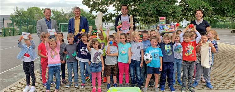 Über das innogy-Bewegungspaket freuten sich die Kinder der Grundschule in Mertloch gemeinsam mit ihren Klassenlehrern Frau Lörsch und Herrn Gräf und dem Bürgermeister Maximilian Mumm sowie Michael Dötsch von innogy. Foto: innogy