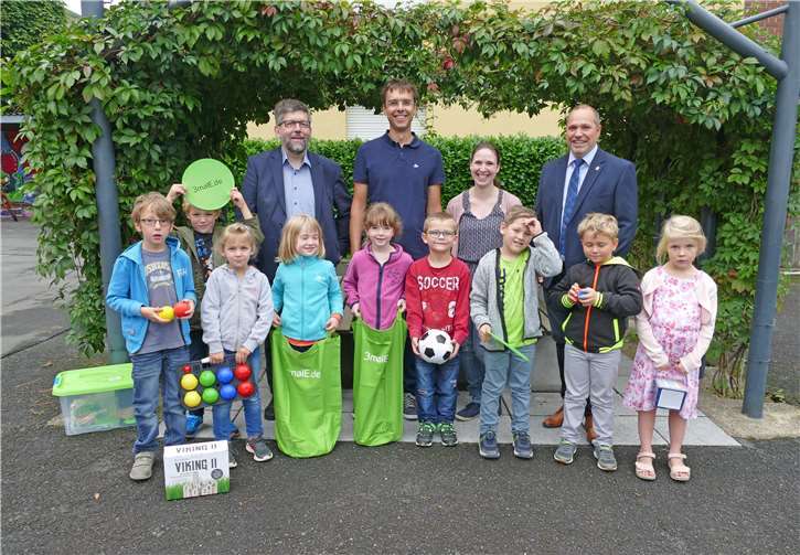 Über das innogy-Bewegungspaket freuten sich die Kinder der Grundschule in Ediger-Eller gemeinsam mit dem kommissarischen Schulleiter Herr Wassweiler, der Klassenlehrerin Frau Klemm, dem Bürgermeister Wolfgang Lambertz sowie Thomas Hau von innogy.Foto: innogy