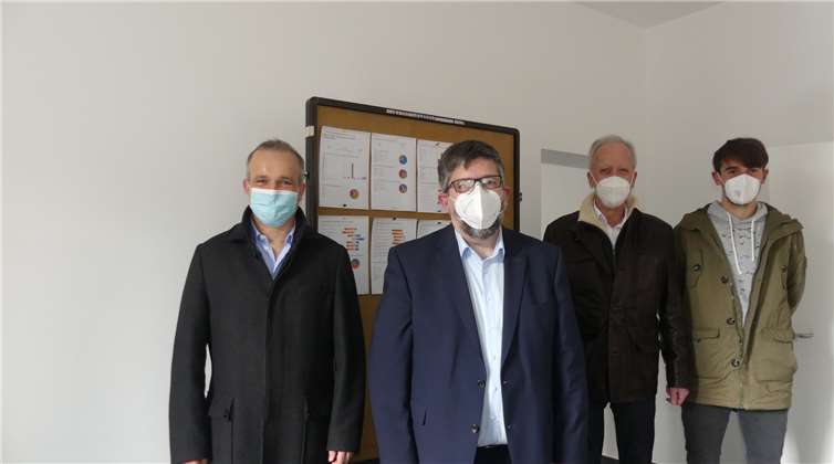 Über das künftige neue Dorf-Büro freuen sich (v.l.) Ortsbürgermeister Bernhard Himmen, BM Wolfgang Lambertz. Dr. Joachim Lippert, sowie Projekt-Koordinator Patrick Weirich.Foto: TE