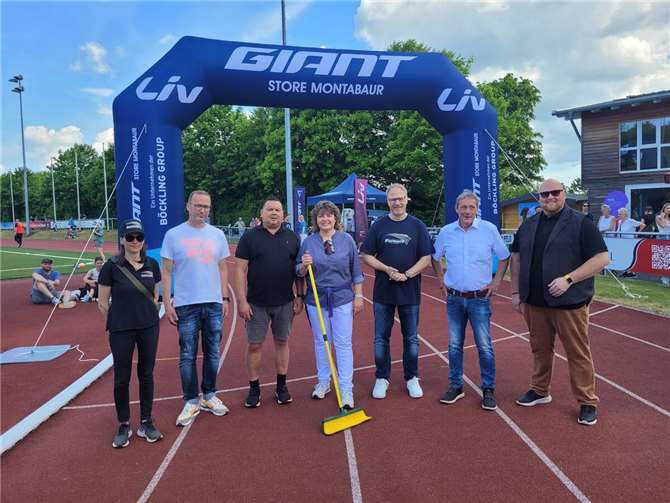 Über das moderne Stadion freuen sich: (v.l.) Alexandra Marx (1. Vorsitzende der Fighting Farmers, Jörg Nicolaus (1. Vorsitzender des TuS Montabaur), Ingo Kiesel (TuS Montabaur), Stadtbürgermeisterin Melanie Leicher, MdB Harald Orthey, Achim Schwickert (Landrat Westerwaldkreis) und Citymanager Oliver Krämer.  Foto: Stadt Montabaur, Viola Marschall
