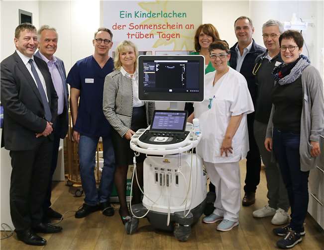 Über das neue Ultraschallgerät freuen sich (v. l. n. r.) Dr. Marc Bohr und Georg Klare (Vorstandsmitglieder Sonnenschein), Dr. Kai Zbieranek (Oberarzt der Station), Ulrike Börder-Sauerbrei und Gaby Welter (Vorstandsmitglieder Sonnenschein), Ursula Schmidt (Stationsleitung), Herr Iking (Kaufmännischer Direktor), Dr. Michael Ehlen (Chefarzt der Station) sowie Elisabeth Paffhausen (Mitglied Sonnenschein). Foto: privat