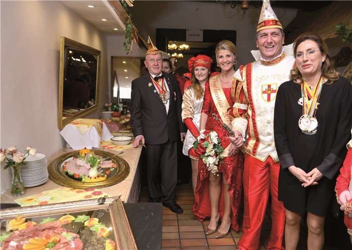 Über das tolle Buffet und die Einladung von Frank Bastian (l.) und Petra Schunk (r.) freuten sich Prinz und Confluentia. HEP