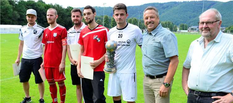 Über das tolle Turnier freuten sich Ortsbürgermeister Becker (v.r.),Bürgermeister Breithausen und die Vertreter der Mannschaften.