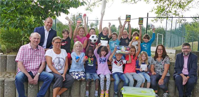 Über das von innogy mitgebrachte Bewegungspaket freuten sich die Schüler der Grundschule Lieg gemeinsam mit ihren Lehrerinnen Tanja Pörsch und Heidrun List, Thomas Hau von innogy und Wolfgang Lambertz, Bürgermeister der Verbandsgemeinde Cochem und Ortsbürgermeister Heinz Zilles. innogy SE