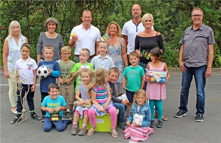 Über das von innogy mitgebrachte Bewegungspaket freuten sich die Schüler der Grundschule Rieden mit (v. l.): Klassenlehrerin Karin Glauben, Beate Ziegler (innogy), Verbandsbürgermeister Jörg Lempertz, Schulleiterin Anke Groß, Schulleiter der Grundschule Mendig Daniel Busch, Schulleiterin der Grundschule Thür Ellen Küpper und Fachbereichsleiter Familie, Schulen, Ordnung und Soziales der VG Mendig Ottmar Schüller. innogy SE