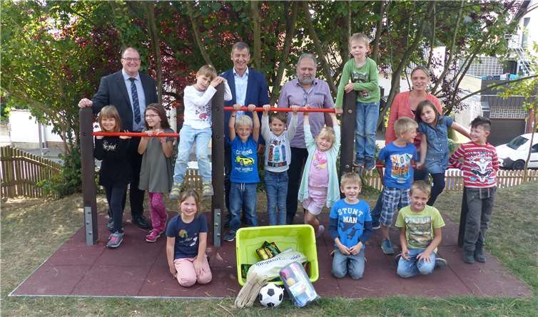 Über das von innogy mitgebrachte Bewegungspaket freuten sich die Schüler der Herzog-Engelbert-Grundschule Wershofen gemeinsam mit Schulleiter Manfred Hoffmann und Klassenlehrerin Katja Seibel (ganz rechts), Michael Dötsch (innogy) und Bürgermeister Guido Nisius von der Verbandsgemeinde Adenau.privat