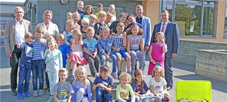 Über das von innogy mitgebrachte Sportpaket freuten sich die I-Dötzchen der St. Arnulfus-Grundschule Nickenich gemeinsam mit Schulleiterin Kerstin Fuchs (hintere Reihe 2.v.l.), Fachbereichsleiter Armin Pellenz, Michael Dötsch von innogy und Beigeordneter Michael Frings von der Ortsgemeinde Nickenich (v.l.n.r.)privat