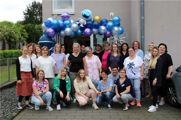 Über das zehnährige Bestehen der städtischen Kindertagesstätte freute sich das Team der Kita Rheintalwiese.  Foto: Yasmin Demirel