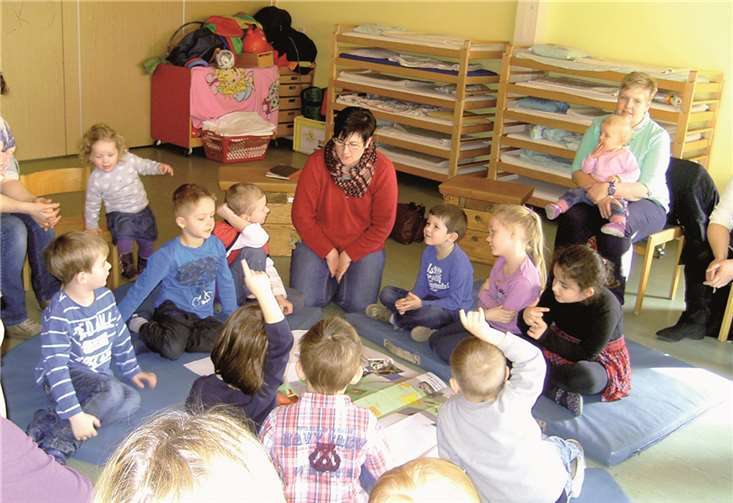 Über dem Architektenlageplan sinnierten alle, um einen schönen Außenbereich zu gestalten.privat