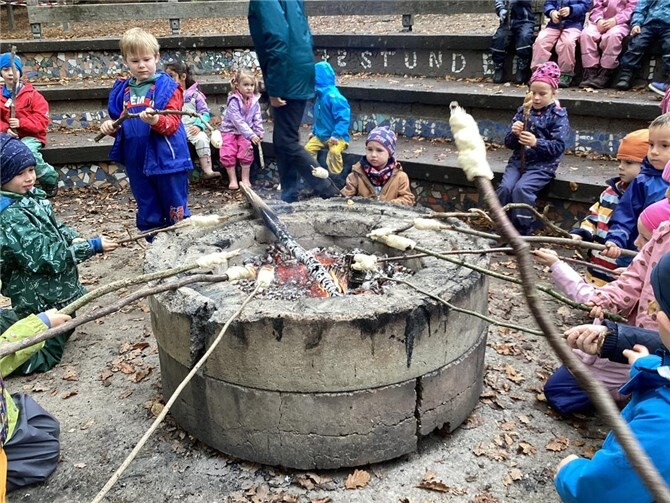 Natur hautnah erleben Über dem Feuer auf dem Scheunengelände ließ sich hervorragend Stockbrot machen. Foto: Adriana Kauth / Stadtverwaltung Lahnstein