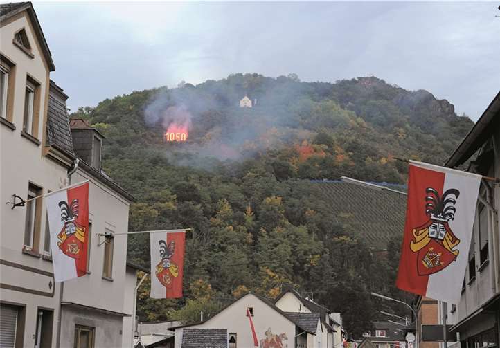 Über dem Ort thronte der flammende Schriftzug „1050“.