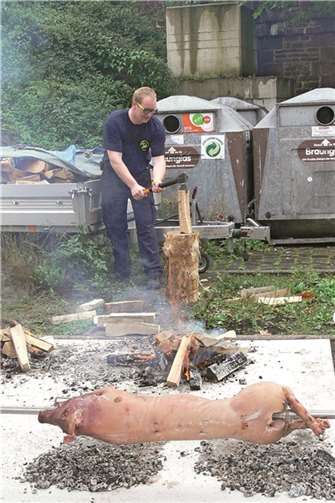 Über dem offenen Feuer wurde die deftige Köstlichkeit gegrillt.