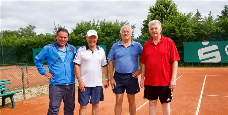 Über den Aufstieg in die Oberliga freuten sich die Herren 70 des ATC. V.l.: Thomas Murtaugh, Friedhelm Franzen, Erwin Thelen, Hans Gerdom; es fehlte am letzten Spieltag: Hans Fleckes.HG Hansen
