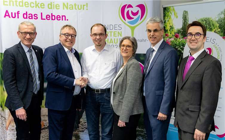 Über den Beitritt des Kreises Ahrweiler zum Freundeskreis Landesgartenschau Bad Neuenahr-Ahrweiler 2022 e.V. freuten sich v.l.: Bürgermeister Guido Orthen, Landrat Dr. Jürgen Pföhler, Geschäftsführer der Landesgartenschau Jörn Kampmann, Geschäftsführerin Freundeskreis Ruth Kantorek, Erich Seul, Fachbereichsleiter 1 der Kreisverwaltung sowie Tino Hackenbruch, Leiter Abteilung Wirtschaftsförderung und Öffentlichkeitsarbeit der Kreisverwaltung Ahrweiler.Foto: Freundeskreis Landesgartenschau Bad Neuenahr-Ahrweiler 2022 e.V.