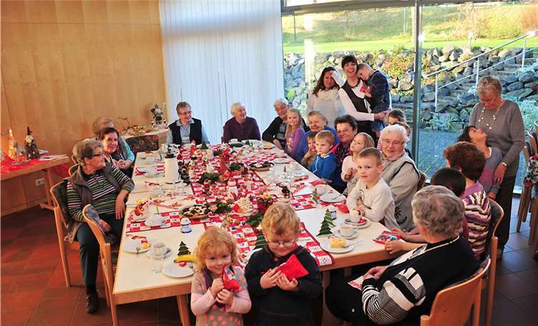 Über den Besuch der Kindergartenkinder freuten sich die Seniorinnen besonders. RÜ