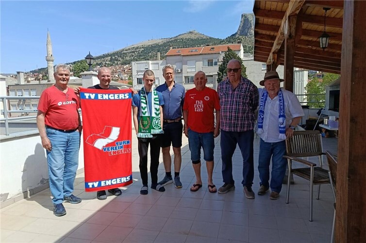Über den Dächern von Mostar mit den Engerser Symbolen, v.l.n.r.: Gastgeber Almir Taso mit „TV Engers“ Handtuch, sein Sohn Tarik mit „FV Engers“ Schal, Henning Wirges, Peter Kinzer, Karl-Heinz Esch und Ferhat Cato   