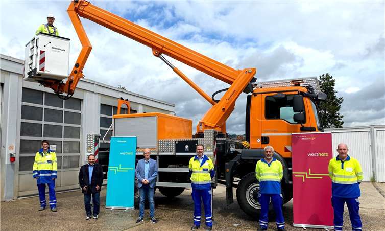 Über den Einsatz des neuen Hubsteigers im Regionalzentrum Rauschermühle der Westnetz freuten sich: (v. l. unten): Fabian Vocktmann (Regionalmanager bei Westenergie), Alfred Schomisch (Bürgermeister der Verbandsgemeinde Vordereifel), Dirk Meid (Oberbürgermeister der Stadt Mayen), Tom Fuchs (Leiter Netzbetrieb im Regionalzentrum Rauschermühle), Johannes Faßbender und Marc Wilbert (Führungsteam der Westnetz am Standort Mayen). (links oben auf der Arbeitsbühne): Christian Beißel (Techniker bei Westnetz am Standort Mayen).Foto: Westnetz