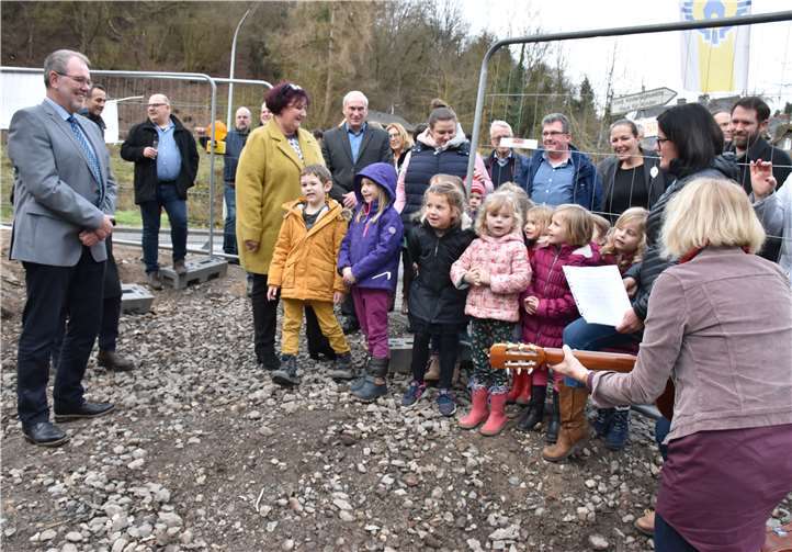 Über den Gesang der Kinder freute sich auch Stadtbürgermeister Heitmann links.