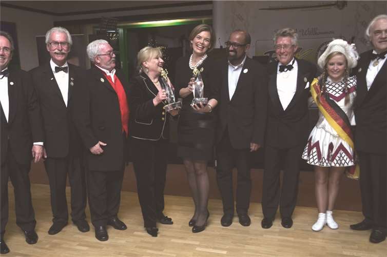 Über den Goldenen Narr freuten sich nicht nur die Geehrten Mitte, sondern auch Laudatoren und RKK Vorstand.- HEP -