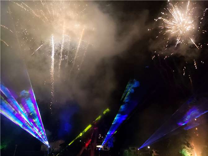 Über den Laserstrahlen explodierten die Feuerwerkskörper.  Fotos: HEP