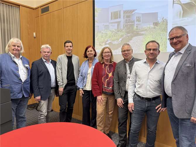 Über den Leistungsdruck im Fußball haben prominente Akteure bei einem ebenso informativen wie unterhaltsamen Podium der Hospiz-Stiftung Rhein-Ahr-Eifel diskutiert - mit großer Resonanz und vielen Fragen aus dem Plenum.  Foto: privat