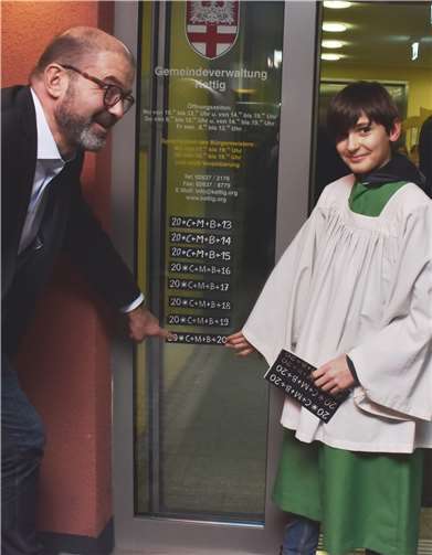 Über den Segensspruch an der Tür der Gemeindeverwaltung freut sich der Ortsbürgermeister