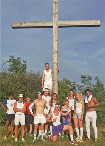 Über den Serpentinenweg ging es bis zum Gipfelkreuz der Landskrone. Privat