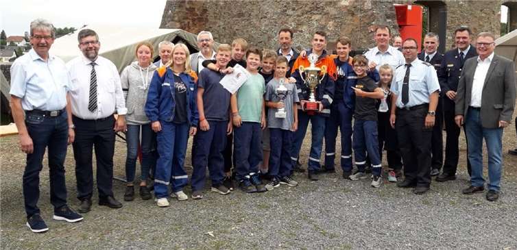 Über den Sieg bei der Orientierungswanderung und den Wanderpokal freute sich die JFW Foster Kirchspiel. Fotos: TE
