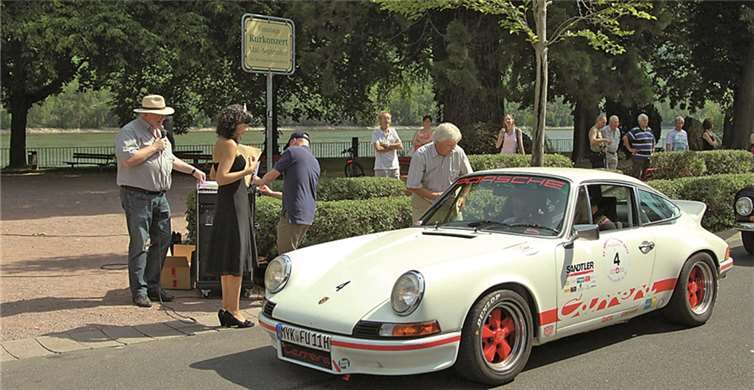 Über den Sieg in der Touristischen Ausfahrt freuten sich Uwe und Frank Sturm auf Porsche 911 Bj. 1972.