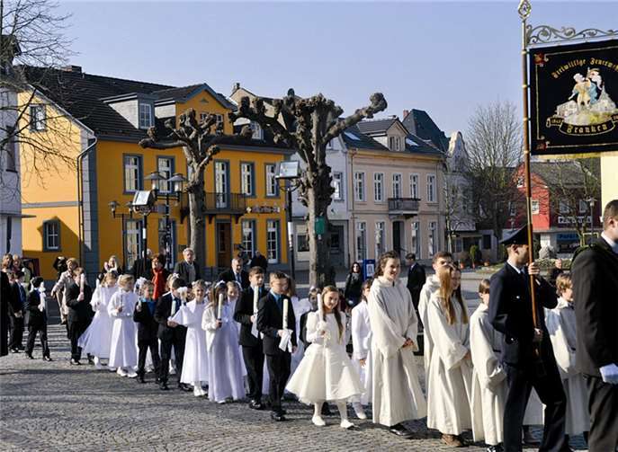 Über den Sinziger Kirchplatz zogen die Kommunionkinder aus Sinzig und Franken in Sankt Peter ein. AB