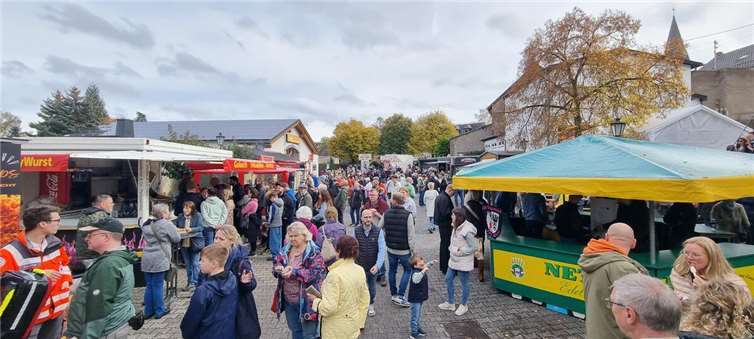 Über den Sommepy-Platz, über die Zehntgasse bis zum Kindergarten „Pusteblume“ stand alles im Zeichen der Kartoffel.