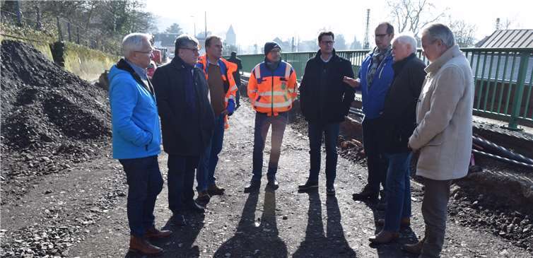 Über den Stand der Sanierungsarbeiten an der Kreisstraße 11 (Rheinhöller) informierten sich (v.l.n.r.) Landrat Achim Hallerbach und der 1. Kreisbeigeordnete Michael Mahlert gemeinsam mit Bernd Cornely, Leiter des LBM Cochem-Koblenz, sowie den Bürgermeistern der Stadt Linz, Dr. Hans-Georg Faust (1.v.r.) und der Gemeinde Ockenfels, Kurt Pape (2.v.r.).Kreisverwaltung