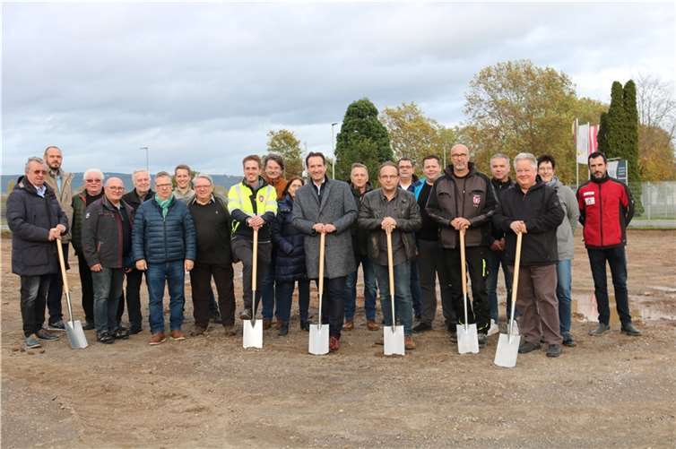 Über den Start für den Neubau des Betriebsgebäudes der Kläranlage freuen sich mit dem Bürgermeister der Verbandsgemeinde Weißenthurm, Thomas Przybylla (3.v.li.) und dem ehemaligen Bürgermeister Walter Weinbach (li.), Projektleiter Martin Herz (2.v.li.), Werkleiter Markus Roth (3.v.re.), Abwassermeister Matthias Kort (2.v.re.) und der Vorsitzende des VG-Personalrates, Holger Pohling (re.).  Foto: Demleitner/VG Weißenthurm