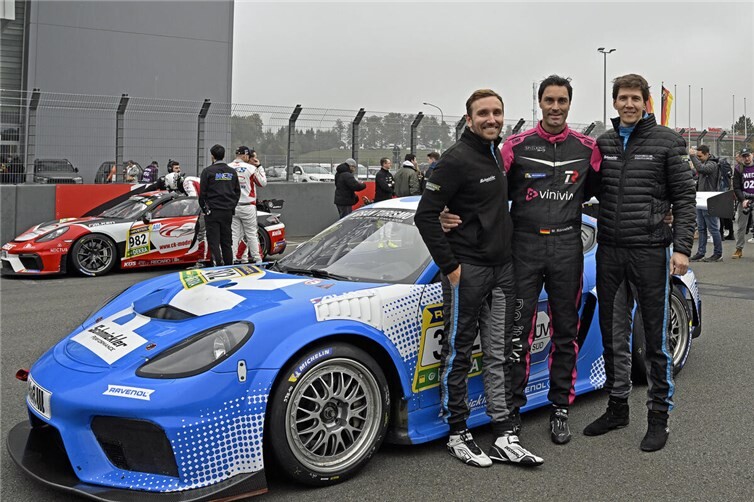 Über den Titelgewinn in der SP3T durfte sich auch Maik Rönnefarth (Mitte) freuen, der gemeinsam mit Carsten Knechtges (re.) und Claudius Karch (li.) den Porsche 982 Turbo von Schmickler Performance beim finalen Rennen zum Sieg steuerte.