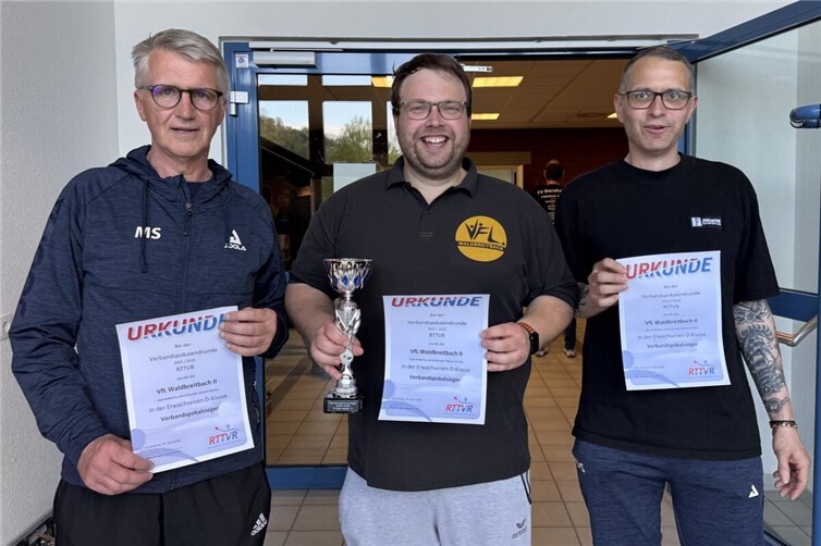 Über den Verbandspokal freuen sich die Tischtennisspieler des VfL Waldbreitbach (v. links) Michael Schmitz, Jörg Weißenfels und Daniel Schneider. 