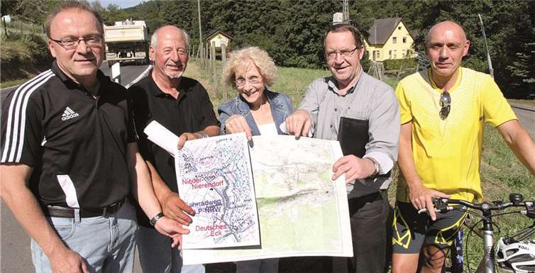 Über den Verlauf des gewünschten Fahrradweges informierten die Nierendorfer CDU-Mitglieder den CDU-Vorsitzenden Michael Schneider (l.) und CDU-Fraktionsvorsitzenden im Gemeinderat Thomas Schaaf.privat
