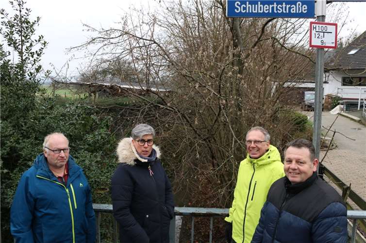 Über den aktuellen Stand der Maßnahmen am Mühlgraben in Bad Bodendorf informierten sich die Ratsmitglieder der FWG (v.li.) Heinrich Ax, Melanie Hürlimann, Roland Janik und Alexander Albrecht.  Foto: Reiner Friedsam