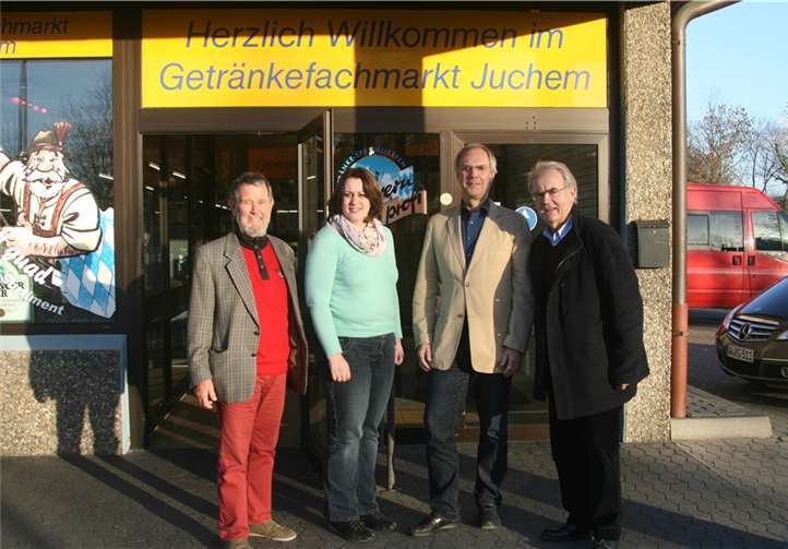 Über den beachtlichen Betrag von 700 Euro aus den Händen von Jennifer Kutscher konnten sich die Mitglieder des Lions Clubs Bad Neuenahr freuen. privat