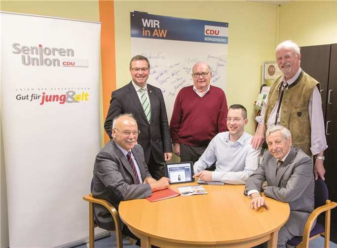 Über den eigrnen Internetauftritt freuen sich : (sitzend v.l.) Manfred Kolling (Vorsitzender SU), Roland Schaaf (JU Grafschaft), Hans Heinen (SU); (stehend v.l.) Horst Gies (Vorsitzender CDU Stadtverband), Manfred Wistuba (SU) und Rolf Stöcker (SU).privat