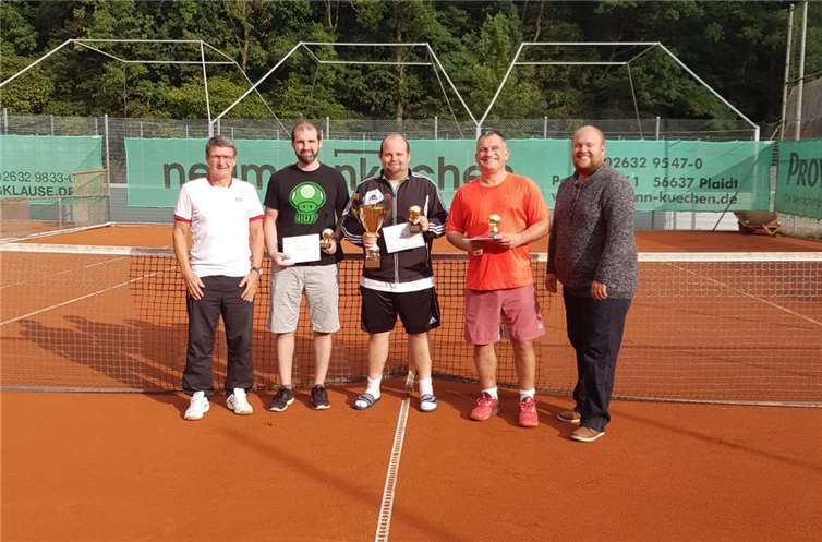 Über den erfolgreichen Ausgang des 1. Nickenicher Open freuten sich (v.l.): Dieter Uenzen, Rene Auer, Sieger Michael Henke, Uwe Waldecker, Turnierleiter Patrick Le.Foto: privat