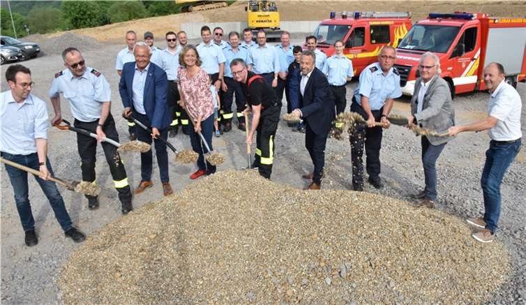 Über den ersten Spatenstich freuten sich auch die Hausener Feuerwehrleute. Fotos: HEP