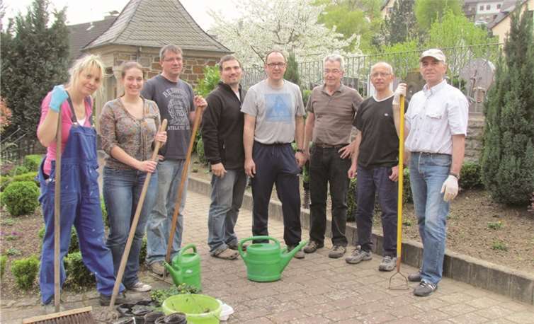 Über den gelungenen Einsatz freuen sich: (V.l.). Christina Schramm, Charlotte Weber, Stefan Schunk, Christin Weber, Johannes Liesenfeld, Norbert Pickel, Leo Weber und Rudi Zenz.  privat