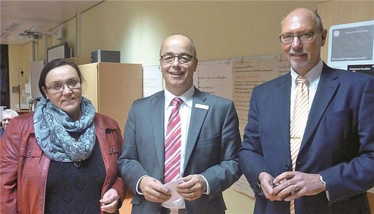 Über den gelungenen Elternabend freuen sich Frau Knapstein-Krieger von dem Kurfürst-Balduin-Gymnasium, Münstermaifeld, KSK-Filialleiter Herbert Hürter und Herr Esseln (v.l.n.r.). Privat