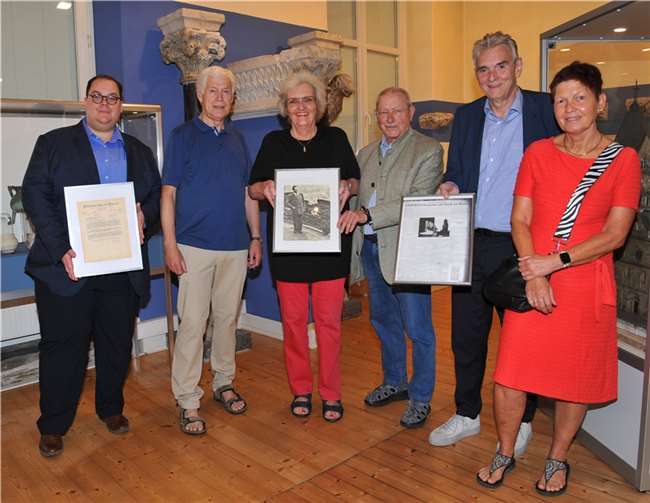 Über den großen Sohn der Stadt, Ernst Loeb, will die Stadt bis Ende des Jahres ein Buch herausgeben. Außerdem sind bisher unbekannte Nachlassmaterialen aufgetaucht, die nun den Fundus des Museums bereichern. Darüber freuen sich (von links) Museumsleiter Dr. Kai Seebert, Mitautor Wolfgang Redwanz, Barbara Söhngen und Volker Keßeler vom deutsch-israelischen Freundschaftskreis Dimona/Andernach, Bürgermeister Claus Peitz und Sylvia Lippert, deren Vorfahren mit Ernst Loeb befreundet waren.  Foto: Stadt Andernach/Christoph Maurer