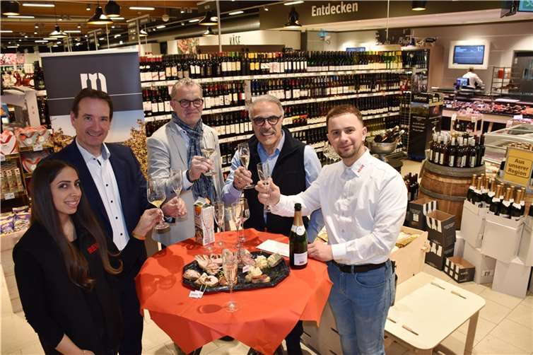 Über den neu gestalteten REWE Markt freuen sich v.li. Donya Azhari, Thomas Przybylla, Gerd Harner, Parviz Azhari und Semir Jusic. Foto: HEP