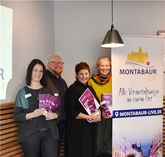 Über den neuen Internetauftritt und die frisch gedruckte Broschüre freuten sich Stadtbürgermeisterin Gabi Wieland (r.) sowie Verena Schmitt (l.) und Oliver Krämer vom Kulturbüro. HEP